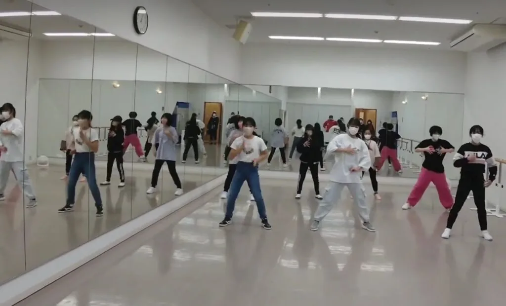 HIP HOP & BREAKINGクラスのレッスン風景